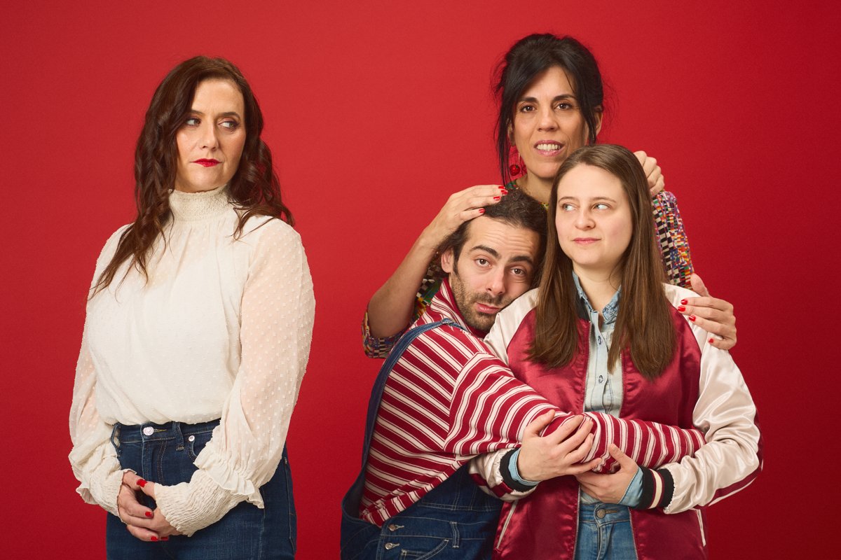 Elenco de Judía frente a un fondo rojo.