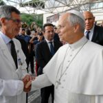 El papa León XIV saluda a su cirujano al dejar el Policlínico Gemelli de Roma.
