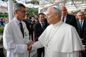 El papa León XIV saluda a su cirujano al dejar el Policlínico Gemelli de Roma.