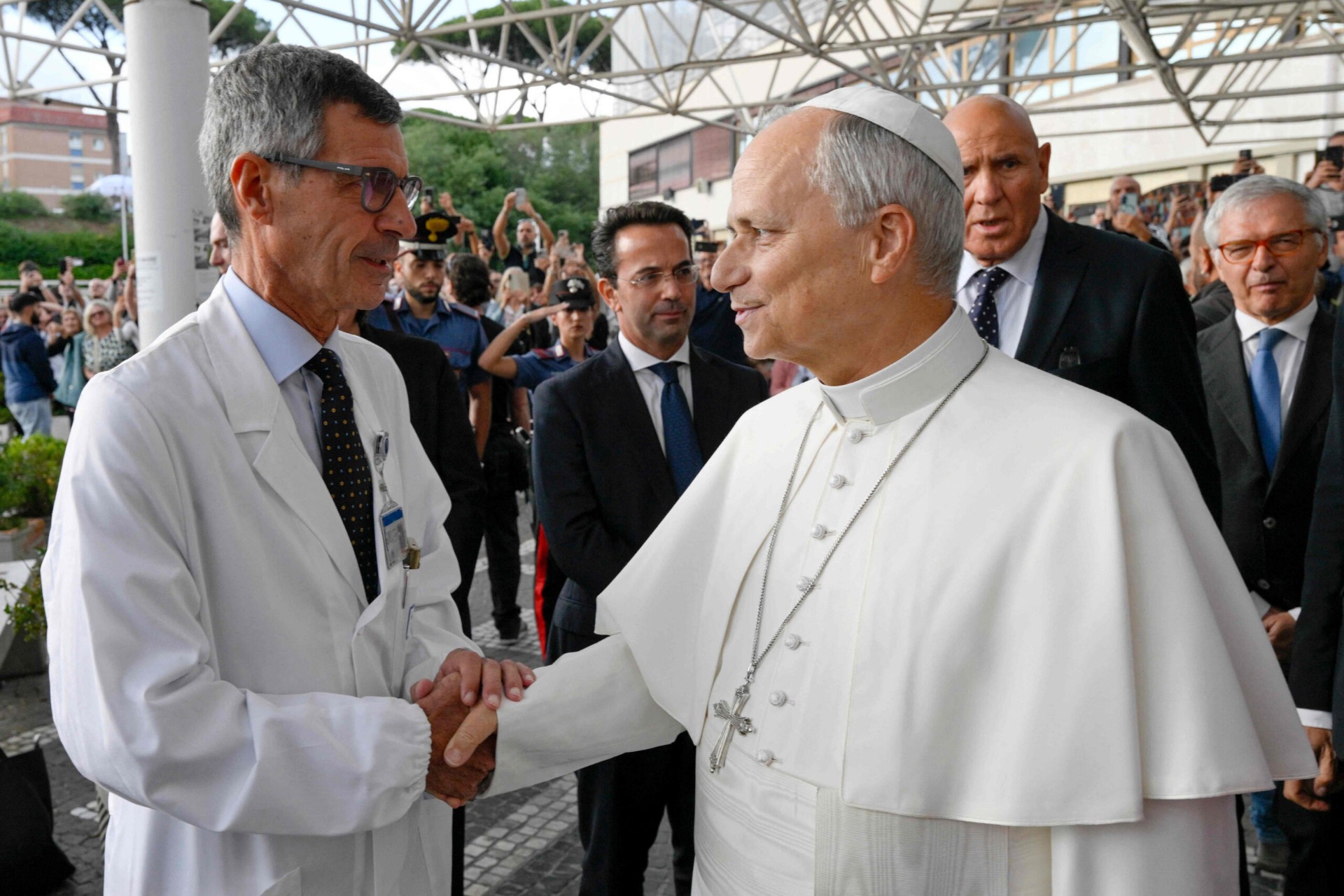 El papa León XIV saluda a su cirujano al dejar el Policlínico Gemelli de Roma.
