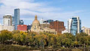 La Legislatura de Alberta, con su cúpula, vista desde el río en Edmonton (foto de archivo).