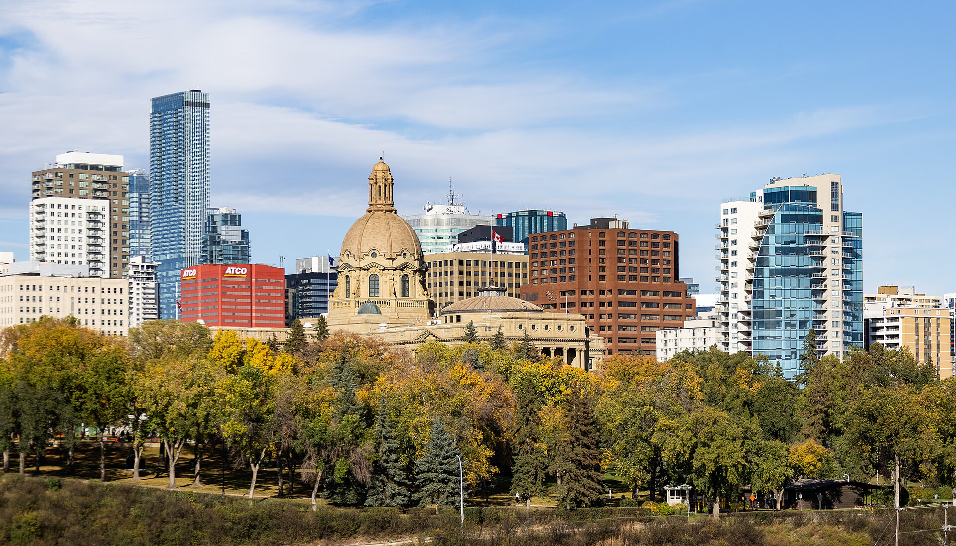 La Legislatura de Alberta, con su cúpula, vista desde el río en Edmonton (foto de archivo).