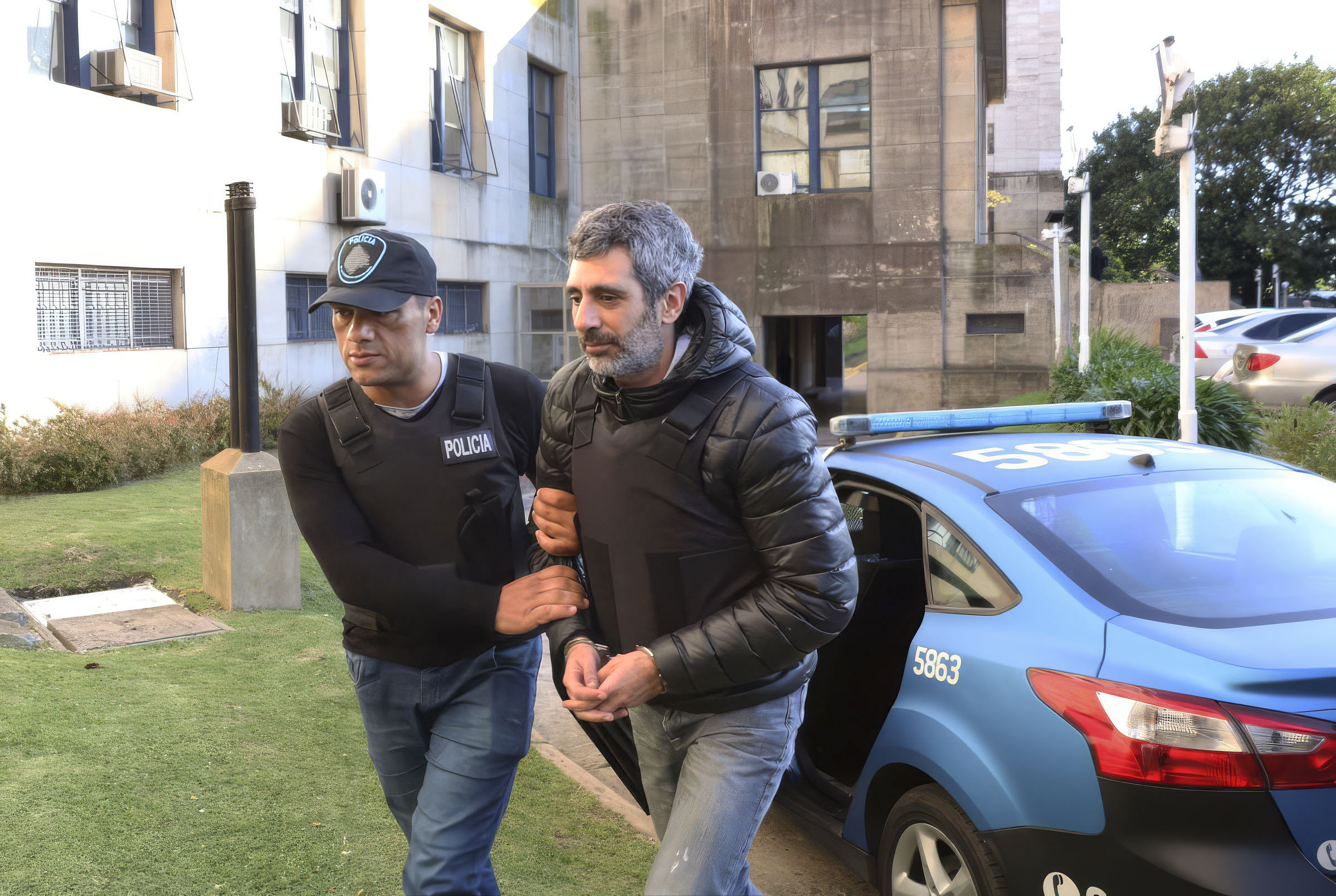 Roberto Baratta junto a un efectivo policial. Foto de archivo del 10 de septiembre de 2026.