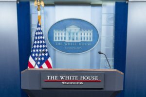 El atril de la Sala de Prensa James S. Brady de la Casa Blanca, con el escudo y una bandera de Estados Unidos, en una foto de 2023.