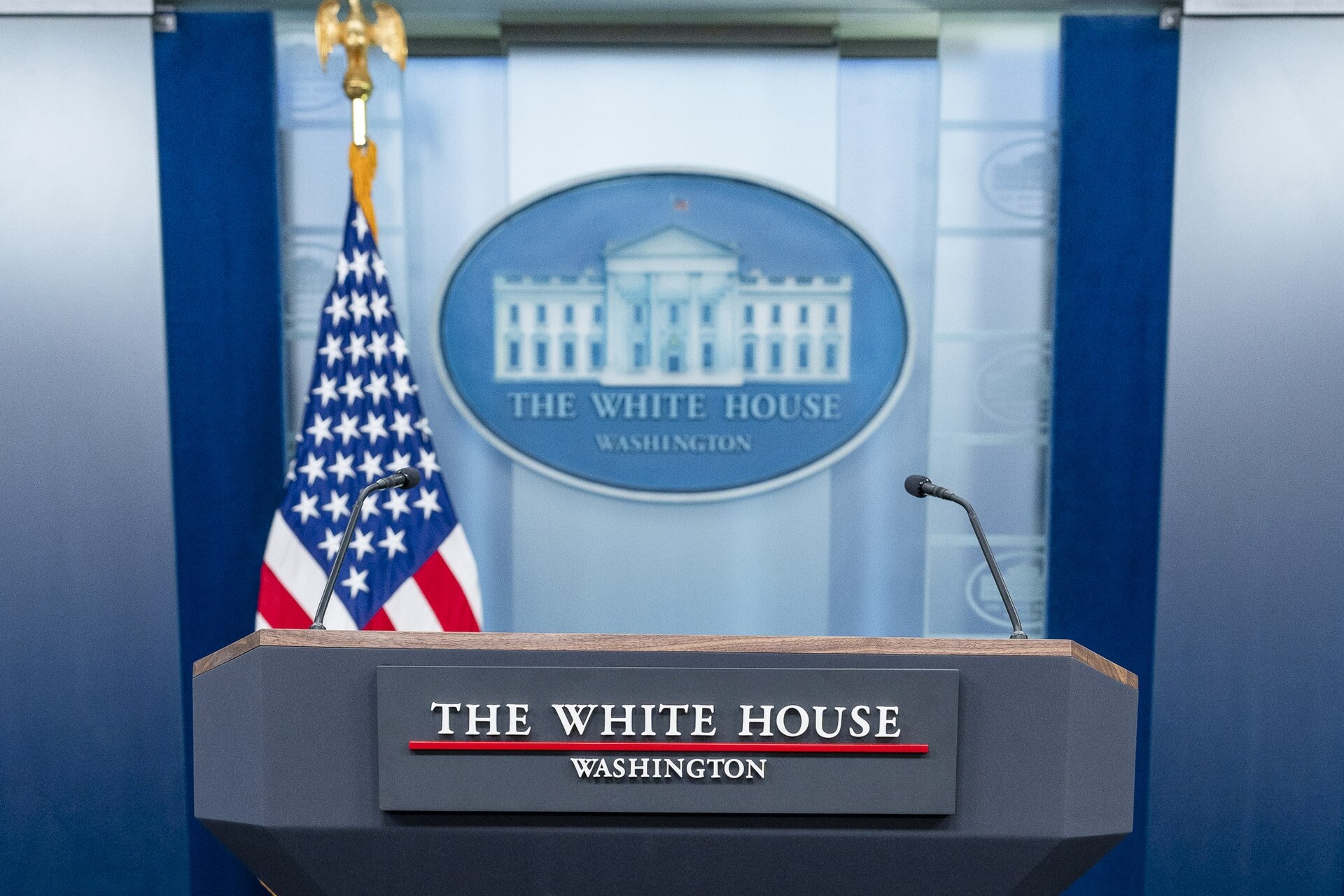El atril de la Sala de Prensa James S. Brady de la Casa Blanca, con el escudo y una bandera de Estados Unidos, en una foto de 2023.