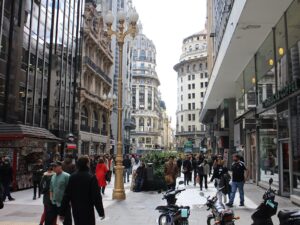 Peatones y comercios en la calle Florida, en el centro de Buenos Aires (foto de archivo).