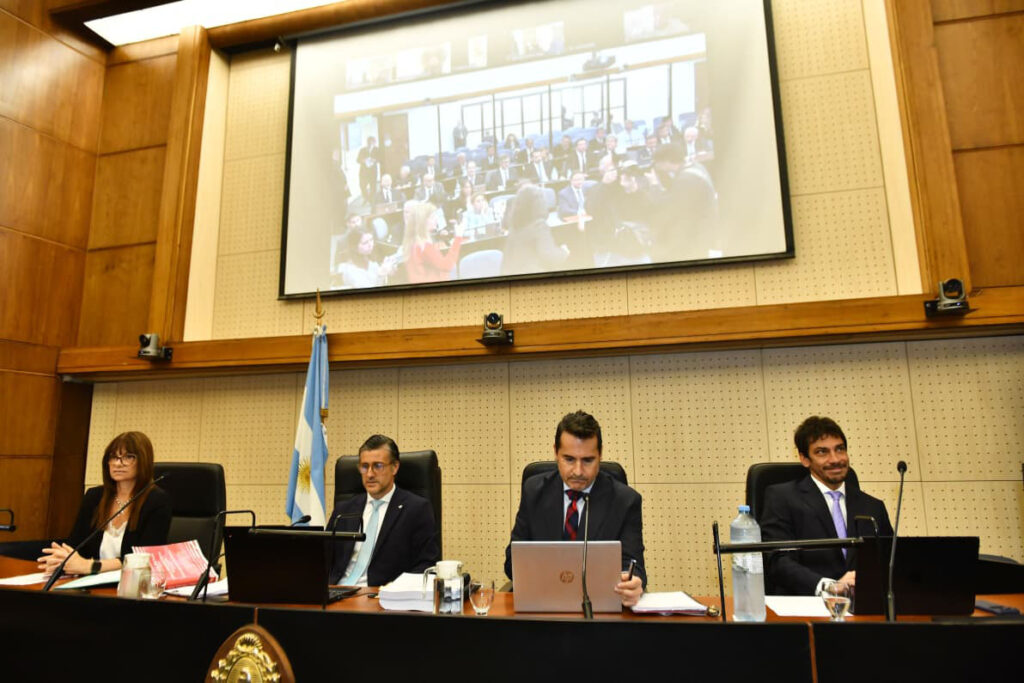El panel del Tribunal Oral Federal 5 en la primera audiencia del juicio por Hotesur y Los Sauces.