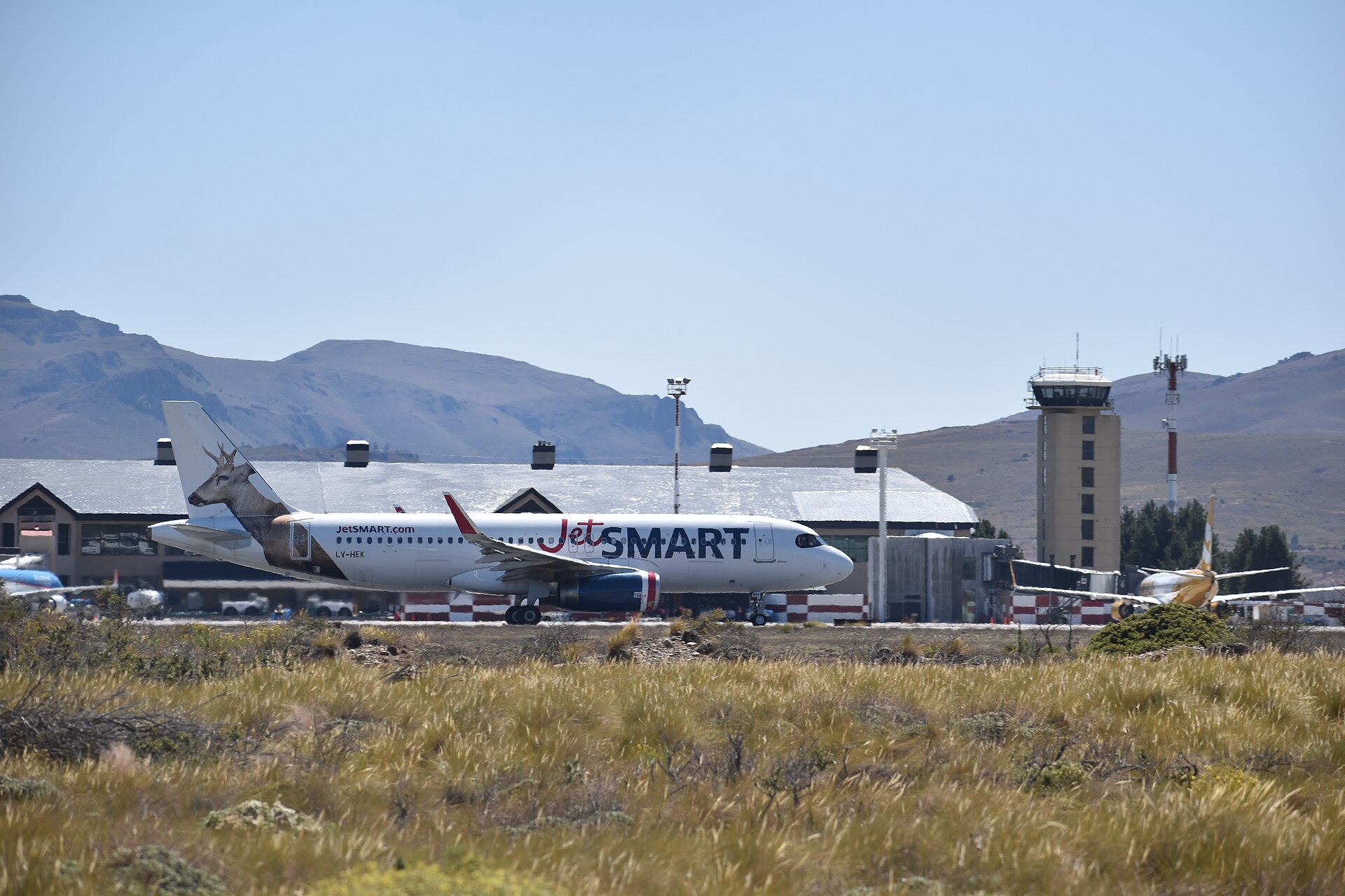 Avión Airbus A320 de JetSMART Argentina en el aeropuerto de Bariloche
