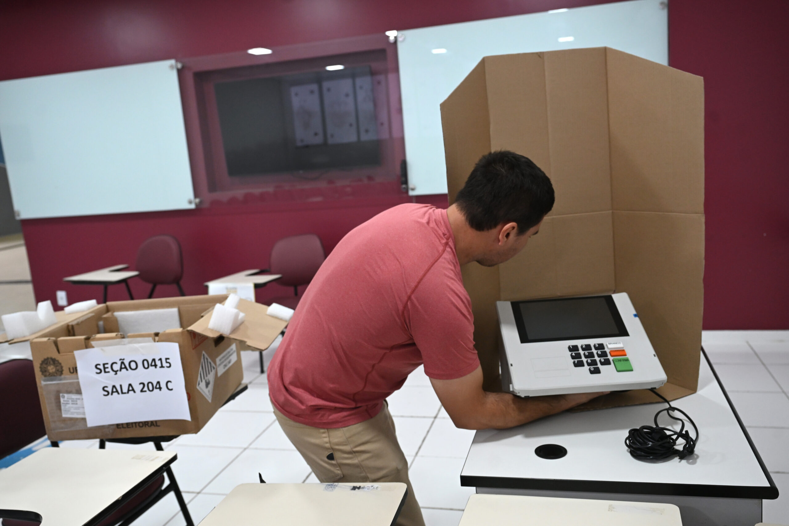 Técnico prepara una urna electrónica en Brasilia.