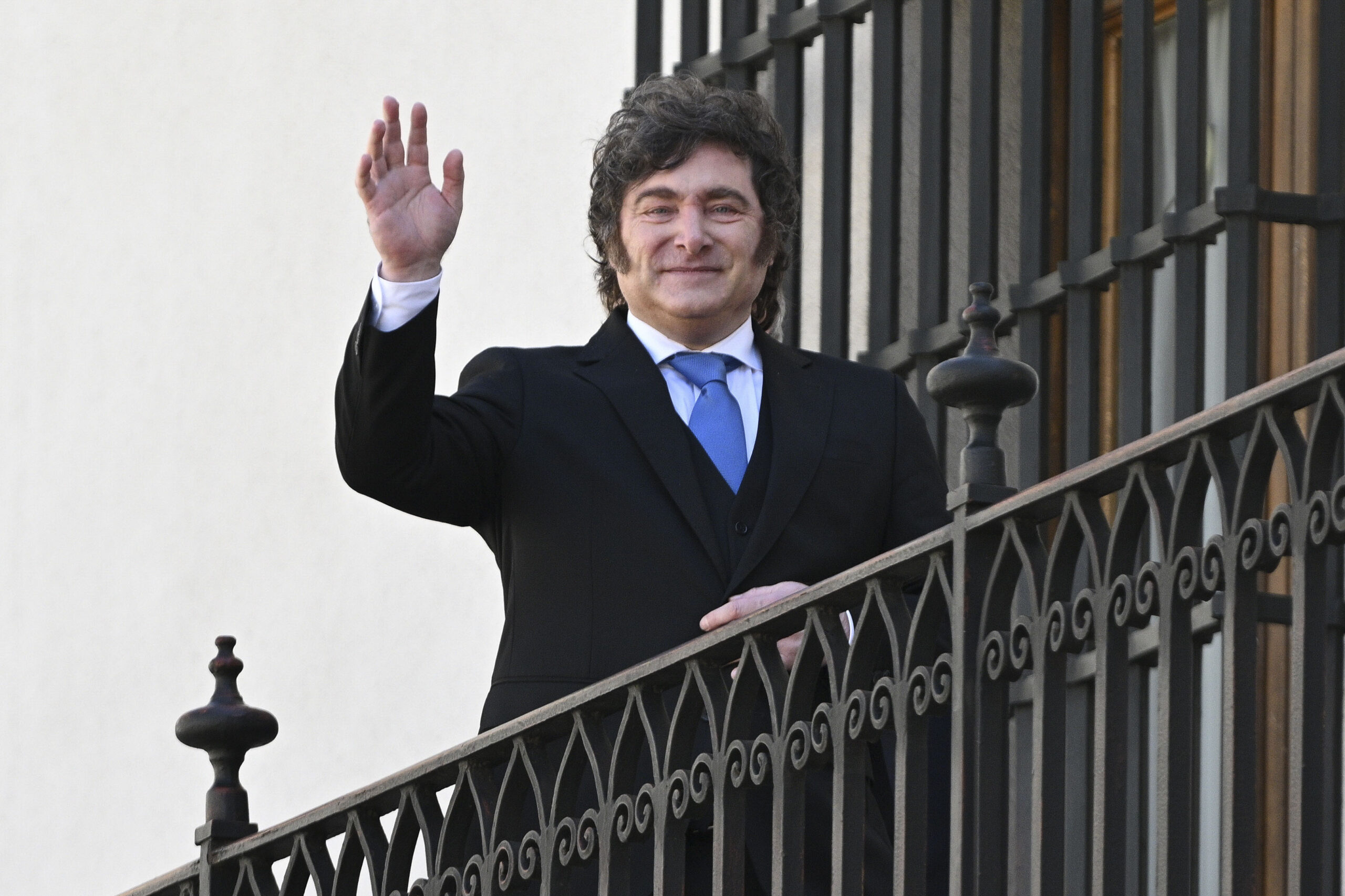 Javier Milei saluda en las escaleras del Palacio de La Moneda. Foto de archivo.