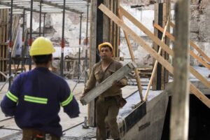 Operarios trabajan en una obra en construcción.