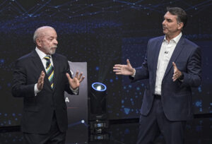 Lula da Silva y Flávio Bolsonaro durante un debate televisivo previo al balotaje en Brasil.