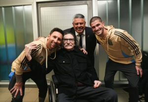 Charly García junto a Lionel Messi, Rodrigo de Paul y el "Chiqui" Tapia durante un encuentro en la AFA.