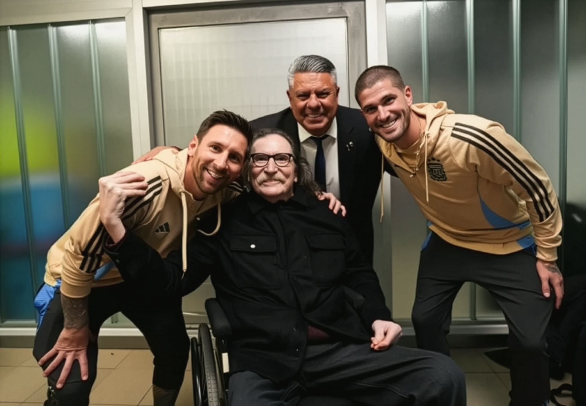Charly García junto a Lionel Messi, Rodrigo de Paul y el "Chiqui" Tapia durante un encuentro en la AFA.