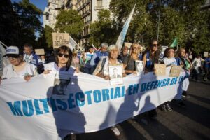 Jubilados marchan frente al Congreso en reclamo de mejoras en sus haberes.