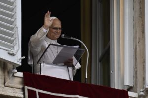 León XIV saluda desde la ventana del Palacio Apostólico durante el Ángelus de este domingo.