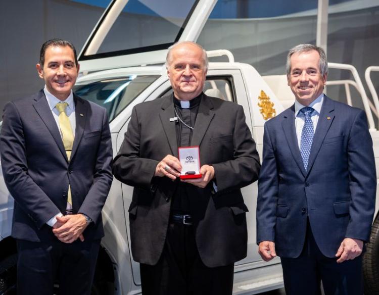 El nuncio Michael Wallace Banach recibe las llaves del papamóvil junto a representantes de Toyota y Kansai.