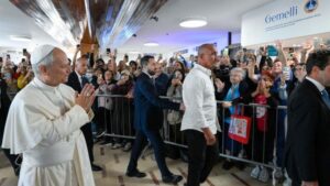 León XIV saluda a pacientes y personal al ingresar al hospital Gemelli de Roma, el 13 de octubre de 2026.