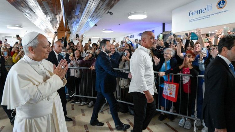 León XIV saluda a pacientes y personal al ingresar al hospital Gemelli de Roma, el 13 de octubre de 2026.