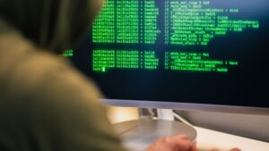 Código de programación en una pantalla, imagen ilustrativa de ciberseguridad