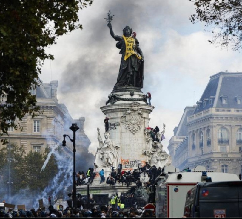 La estatua de Marianne, con un chaleco amarillo, en la Plaza de la República de París durante la marcha del 17 de octubre de 2026.