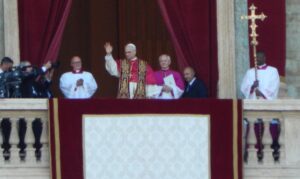 León XIV en su primera aparición como Papa, archivo del 8 de mayo de 2025.