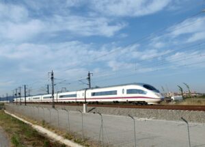 Un tren AVE serie 103 de Renfe circula cerca de El Prat, España, en 2009. Imagen de archivo.