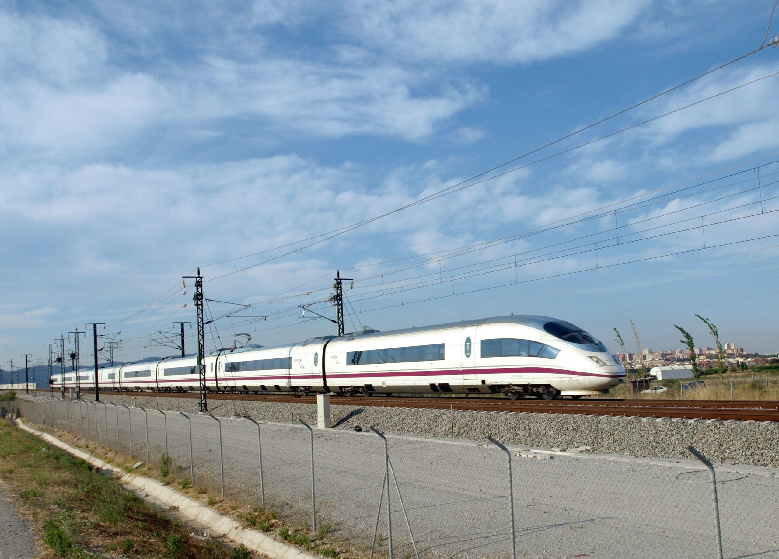 Un tren AVE serie 103 de Renfe circula cerca de El Prat, España, en 2009. Imagen de archivo.