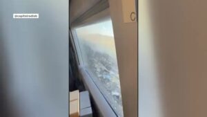 Restos de los vagones tras el choque de trenes en Urda, Toledo, vistos desde el interior de una formación.