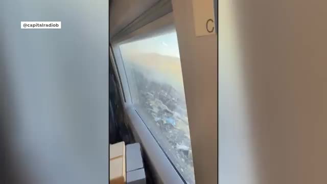 Restos de los vagones tras el choque de trenes en Urda, Toledo, vistos desde el interior de una formación.