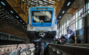 Una formación CSR del ferrocarril Roca en los talleres de Trenes Argentinos. Foto de archivo.