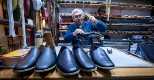 Fabricación artesanal de zapatos en un taller.