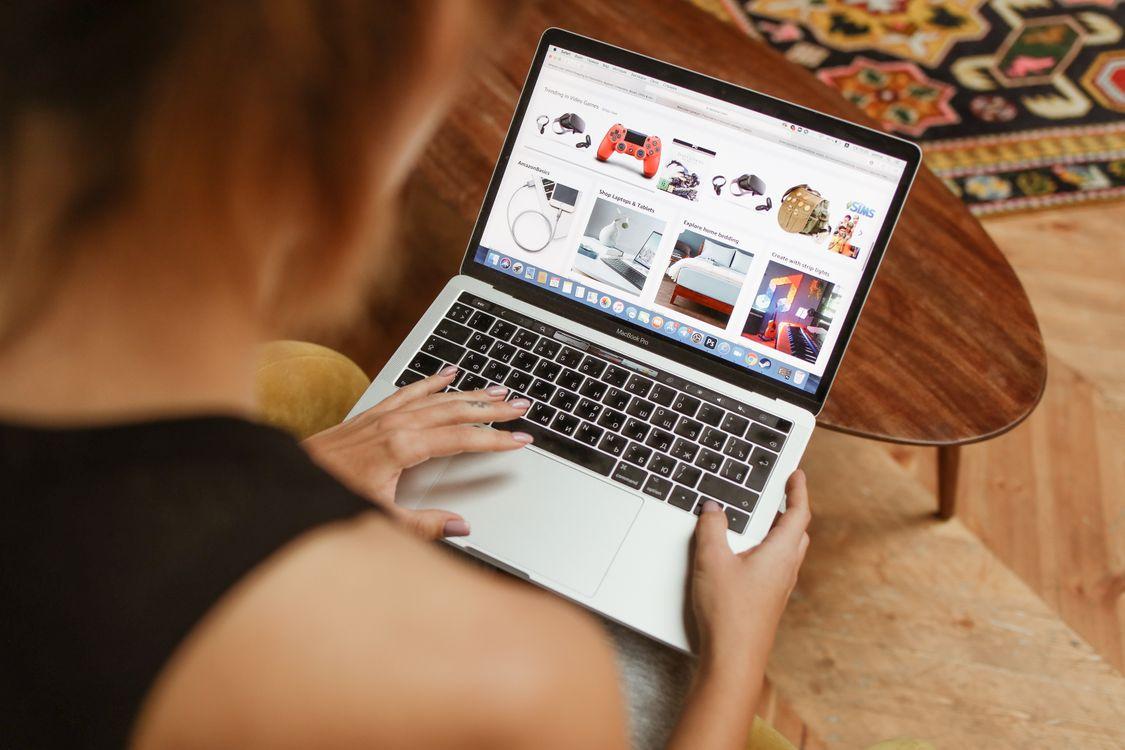 Una persona consulta una tienda online en su computadora.