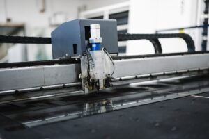 Máquina de corte en una línea de producción de una fábrica (foto ilustrativa de archivo).