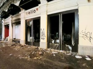Una tienda saqueada y con las vidrieras rotas en el Faubourg Saint-Denis, en París, tras los disturbios del 17 de octubre de 2026.