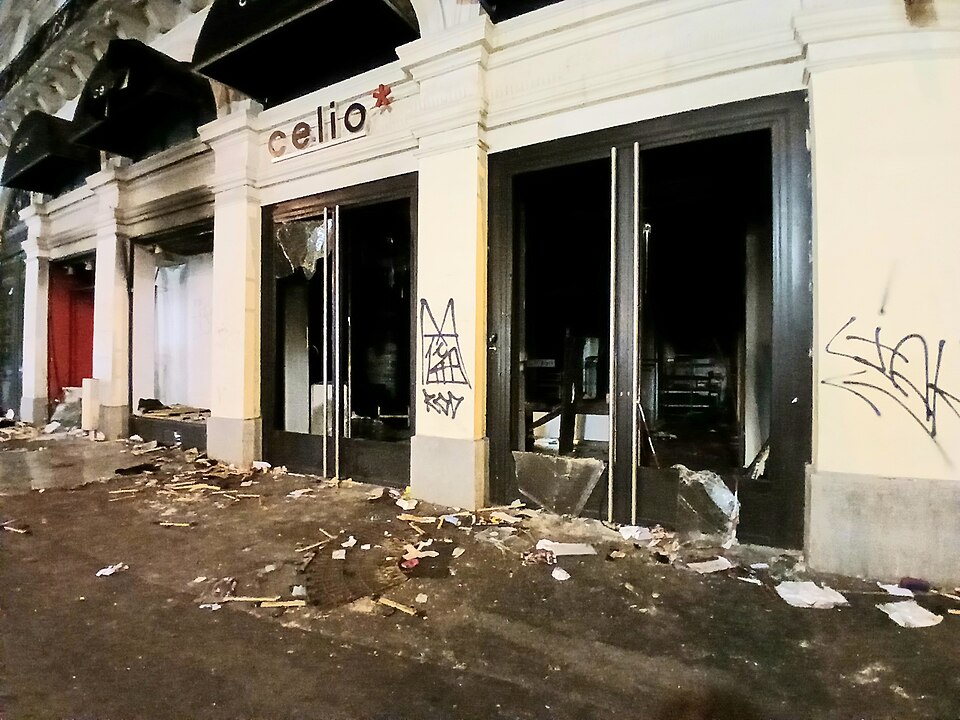 Una tienda saqueada y con las vidrieras rotas en el Faubourg Saint-Denis, en París, tras los disturbios del 17 de octubre de 2026.