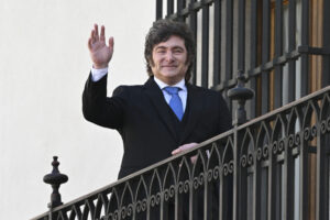 Javier Milei saluda desde un balcón del Palacio de La Moneda, en Santiago de Chile (foto de archivo).