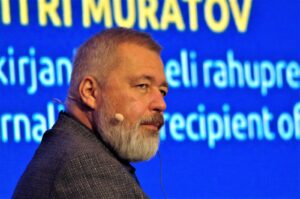 Dmitri Murátov en una conferencia de derechos humanos en Tallin, 2023