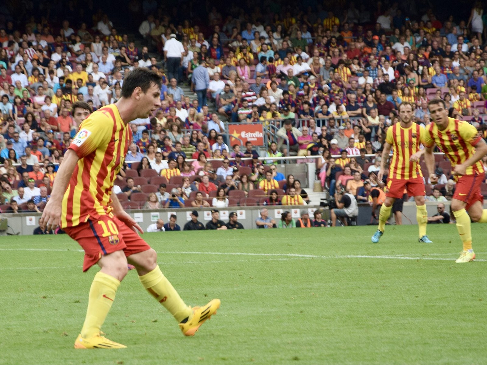 Lionel Messi con la camiseta del Barcelona durante un partido de La Liga en el Camp Nou, en 2014 (foto de archivo).