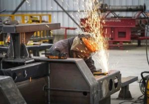Un soldador trabaja en una planta metalúrgica.