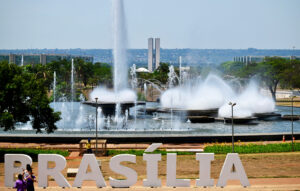 Congreso Nacional de Brasil al fondo de una fuente en Brasilia. Foto de archivo.