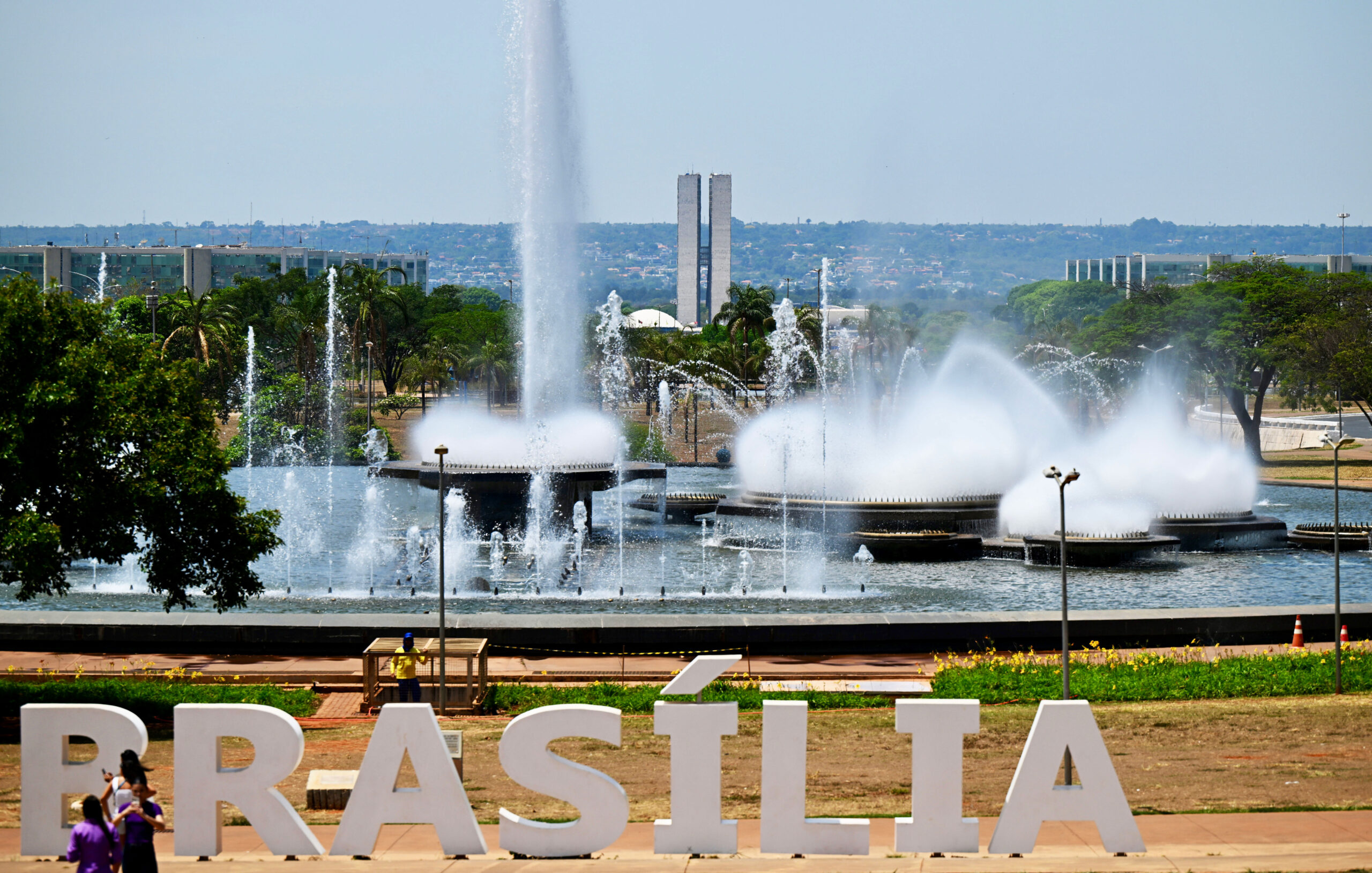 Congreso Nacional de Brasil al fondo de una fuente en Brasilia. Foto de archivo.