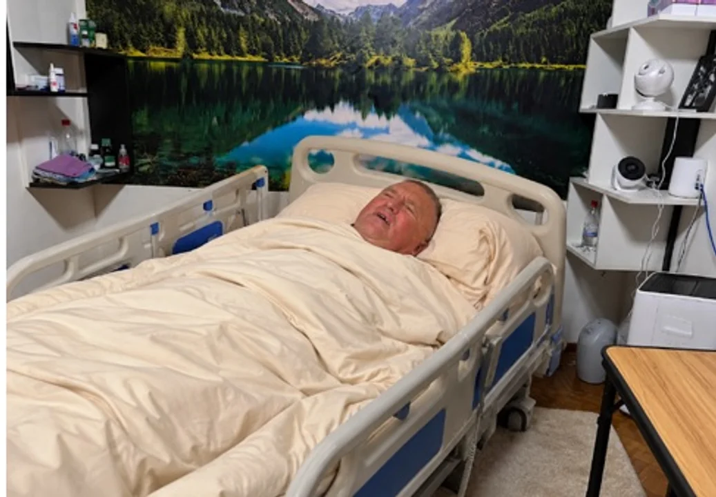 Konstantin Rudnev, en una cama de su domicilio de San Vicente.