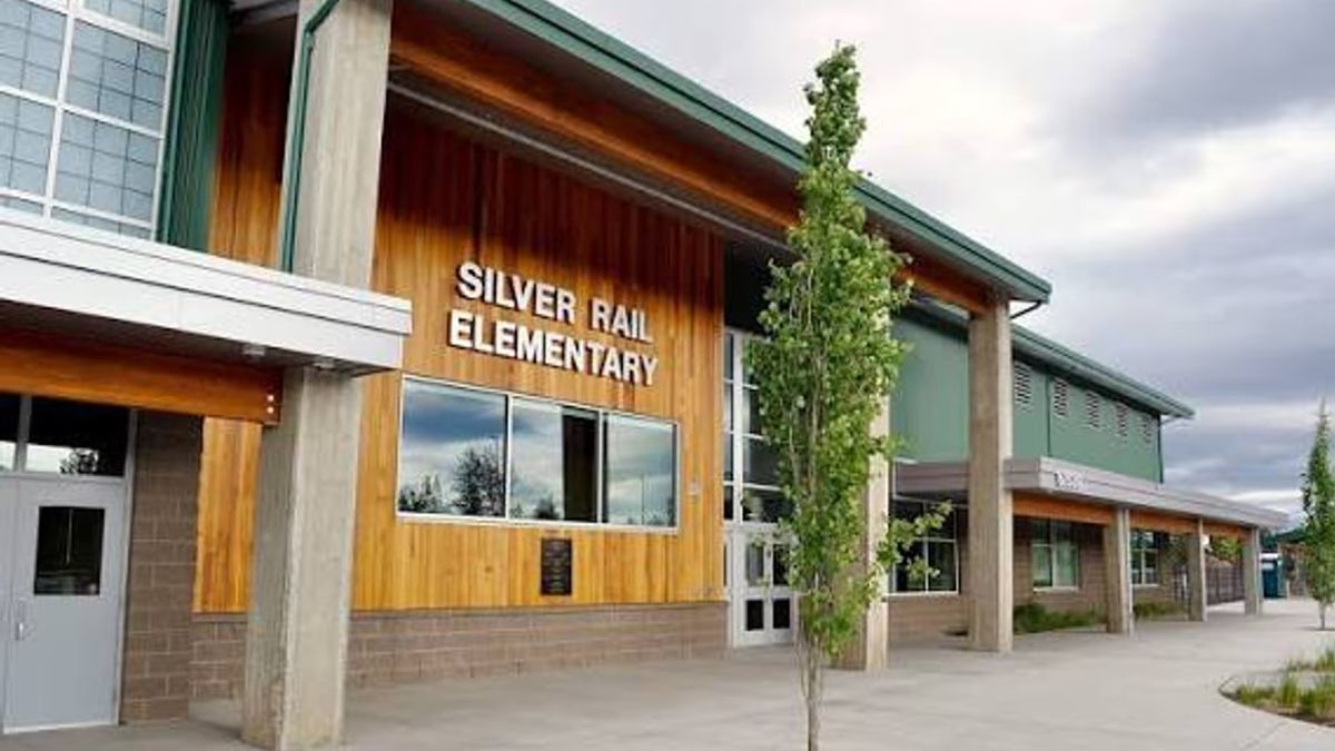 Fachada de la escuela primaria Silver Rail de Bend, Oregon.