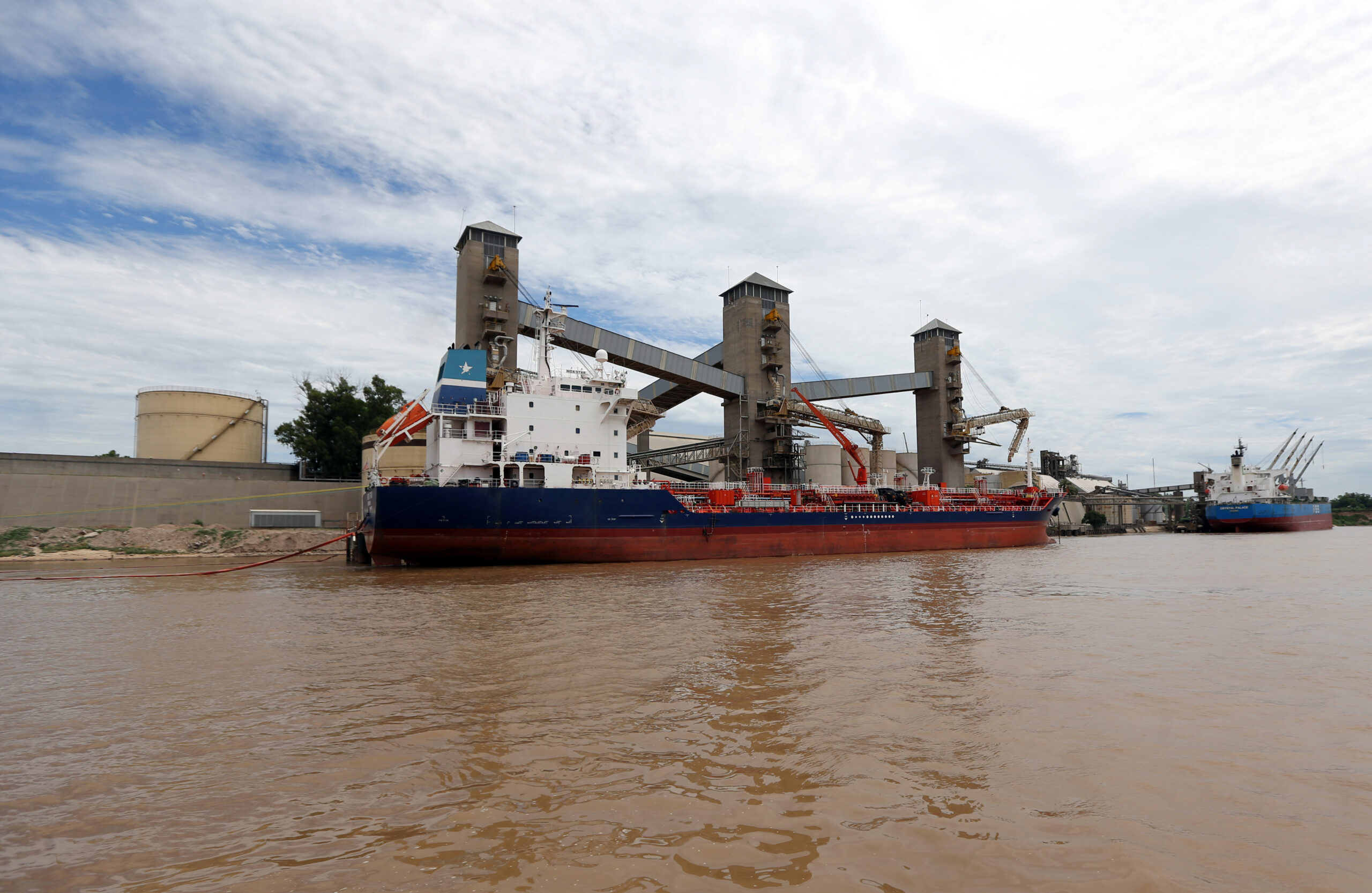 Un buque cargado con granos en un puerto sobre el río Paraná, cerca de Rosario (imagen ilustrativa de archivo).
