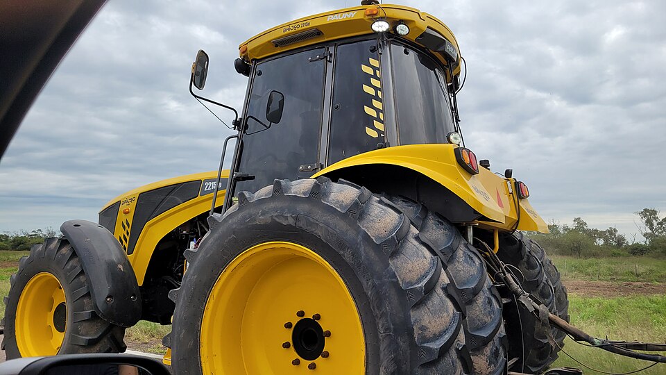 Tractor Pauny Brioso en Santiago del Estero, imagen de archivo.