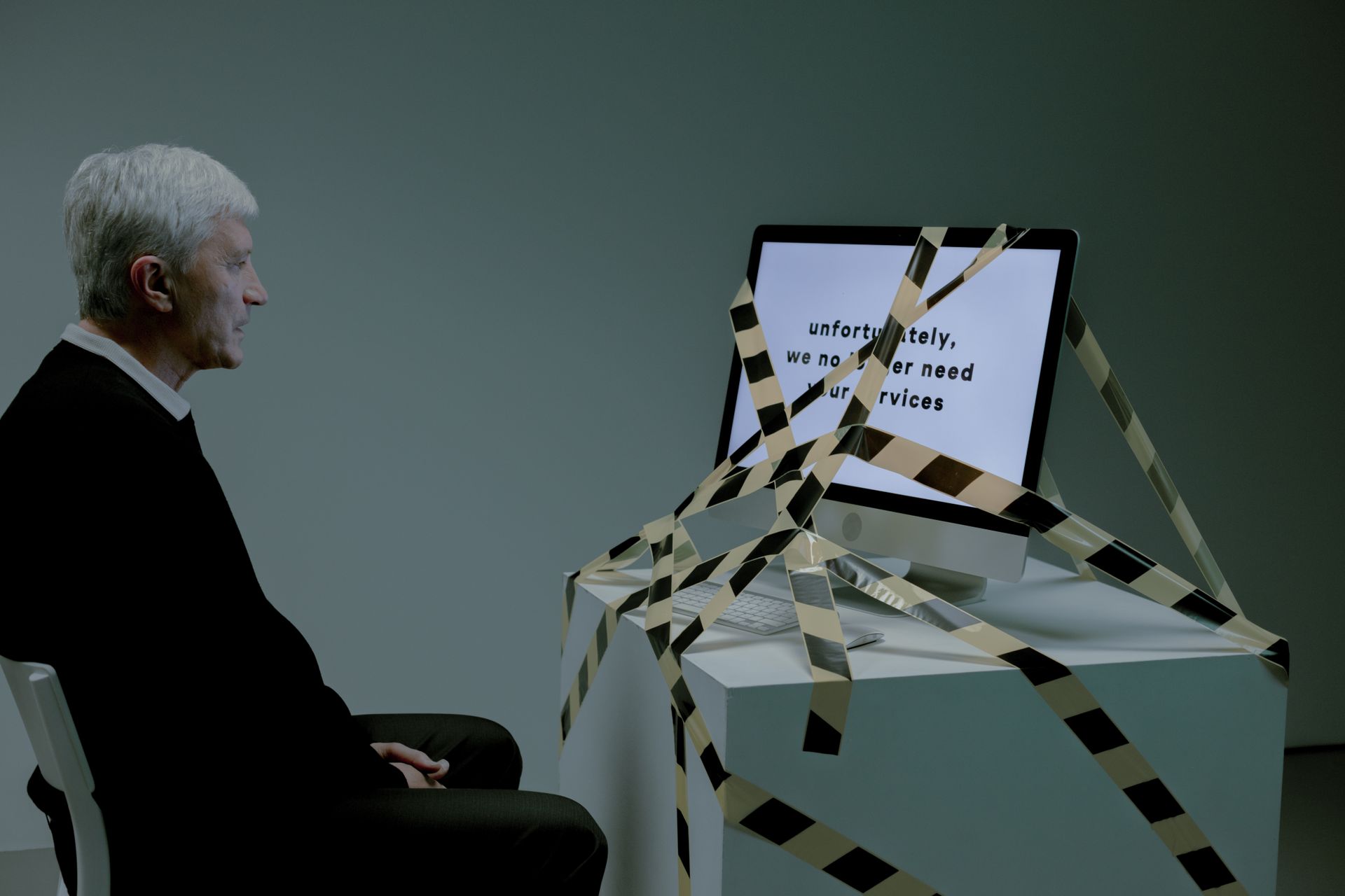 Hombre frente a una computadora en una oficina, imagen ilustrativa sobre despidos