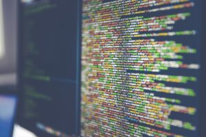 Código de programación en la pantalla de una computadora (foto de archivo).