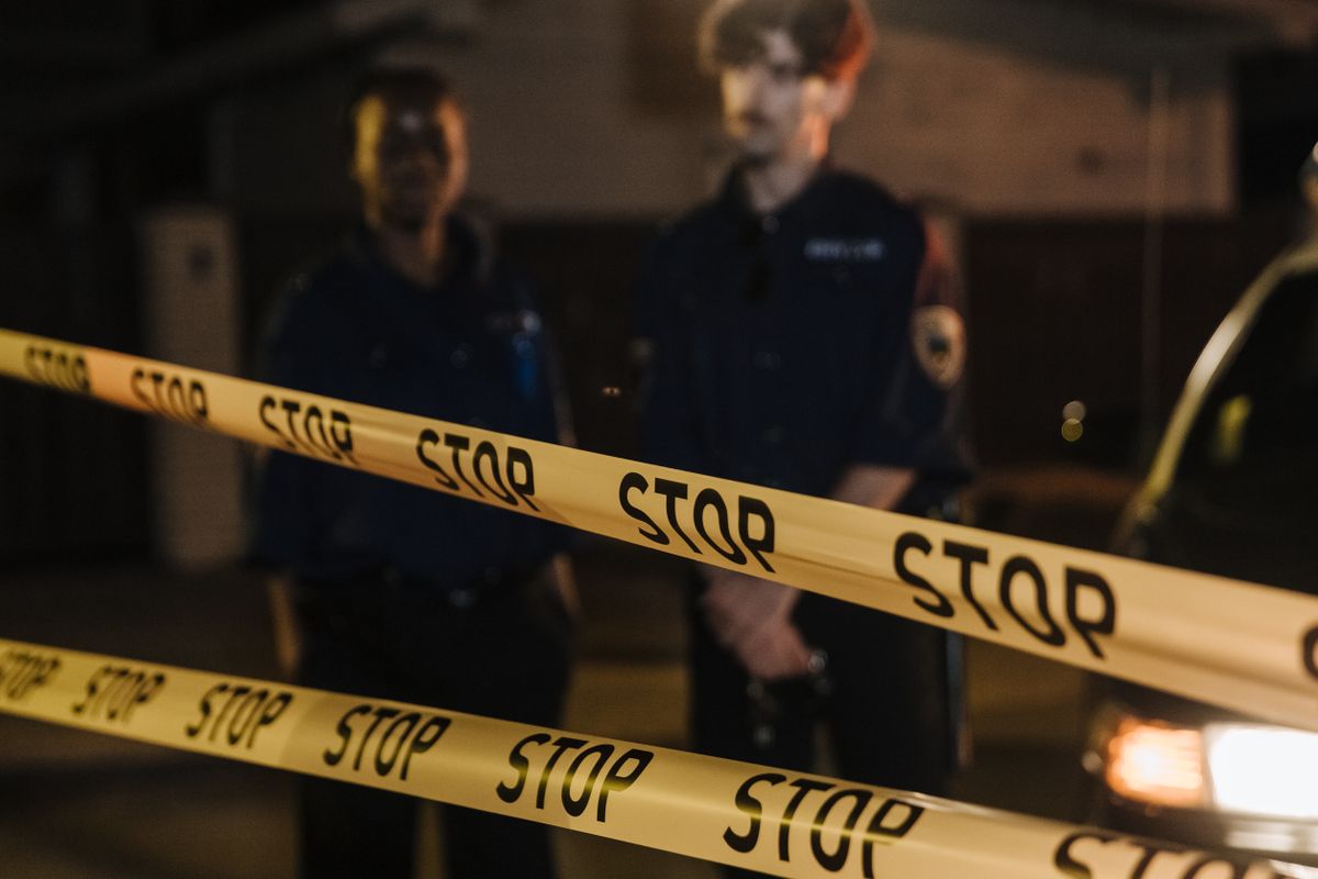 Cinta de seguridad policial en una escena acordonada de noche.