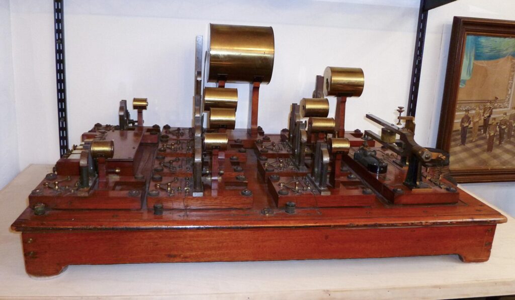 Resonadores de Helmholtz de bronce, un tipo de cavidad que amplifica el sonido a una frecuencia determinada (foto de archivo).